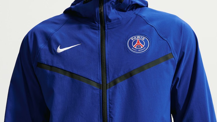 Après avoir dévoilé son nouveau maillot domicile en marge de la victoire face à Brest, le PSG a dévoilé de nouveaux produits de sa collection 2026/2027, avec des vestes, un survêtement, plusieurs tee-shirts ou encore un short. 