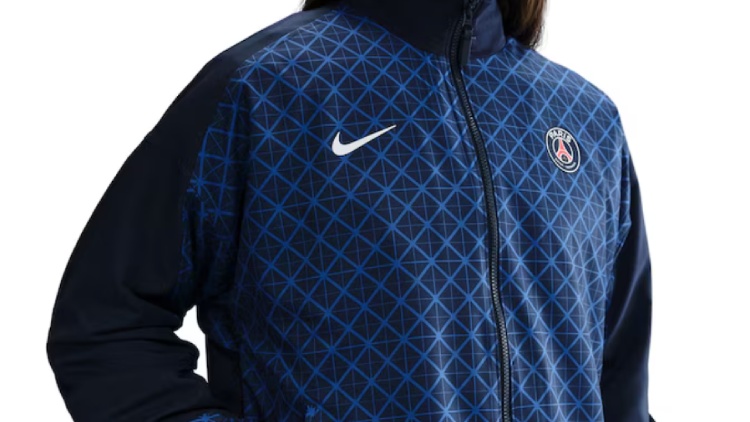 Après avoir dévoilé mercredi soir son nouveau maillot domicile pour la saison 2025/2026, le PSG a ajouté plusieurs nouvelles pièces à sa collection : une veste de survêtement et plusieurs maillots d'entraînement.