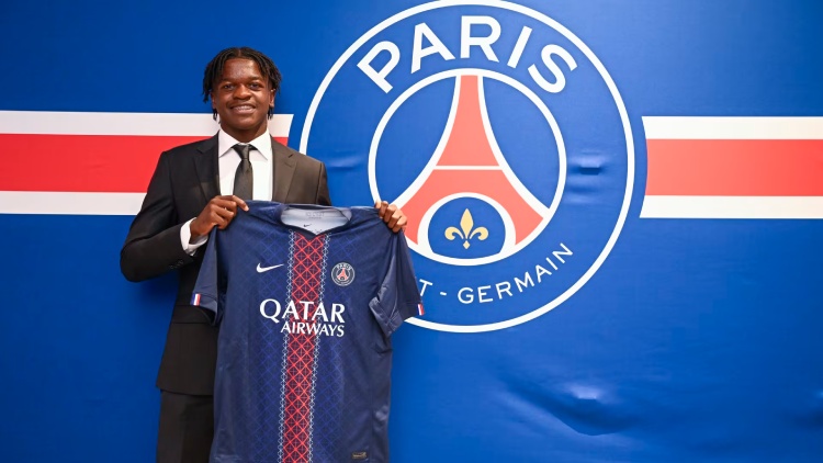 Le PSG a officialisé ce lundi la signature du premier contrat professionnel de Quentin Ndjantou Mbitcha, jeune milieu offensif de 18 ans, qui était courtisé par plusieurs clubs étrangers.