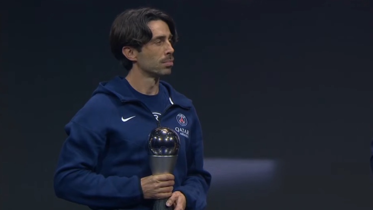 Sacré meilleur entraîneur de la saison 2024/2025 par la FIFA, Luis Enrique ne s'est pas présenté à la cérémonie de remise des trophées The Best organisée mardi soir à Doha, au Qatar, où il se trouve actuellement pour préparer la finale de Coupe intercontinentale face à Flamengo. C'est son adjoint Rafel Pol qui est allé chercher son trophée, en tenue de survêtement du PSG.