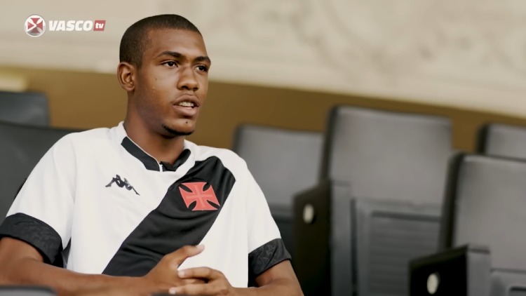 Le PSG, qui avance sur les recrutements d'un défenseur central (Zabarnyi) et d'un gardien (Chevalier), pourrait aussi renforcer son secteur offensif lors du mercato avec l'arrivée d'un ailier. Au Brésil, le nom d'un jeune et talentueux ailier de Vasco da Gama est associé au PSG ces dernières heures.