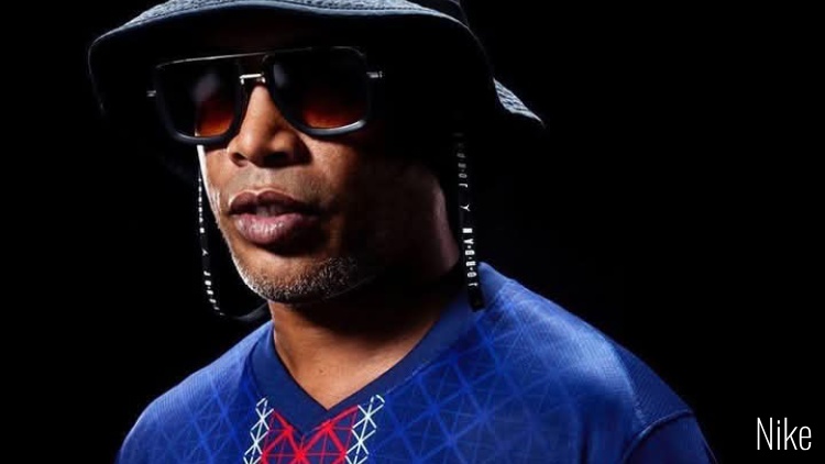 Actuellement présent aux Etats-Unis, Ronaldinho a posé avec le nouveau maillot domicile du PSG pour la saison 2025/2026.