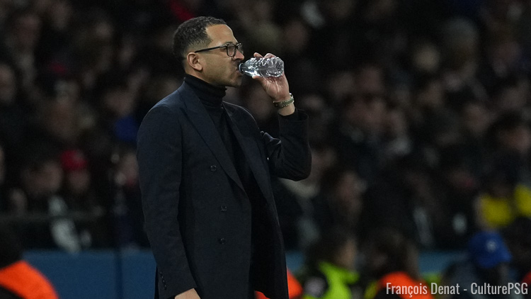Alors que la composition de Chelsea avait fuité dans la presse française plusieurs heures avant la défaite 5-2 des Blues face au PSG, Liam Rosenior a tenté de minimiser l'affaire publiquement avant le match retour. Mais dans l'environnement du club londonien, cette histoire de taupe fait beaucoup jaser.
