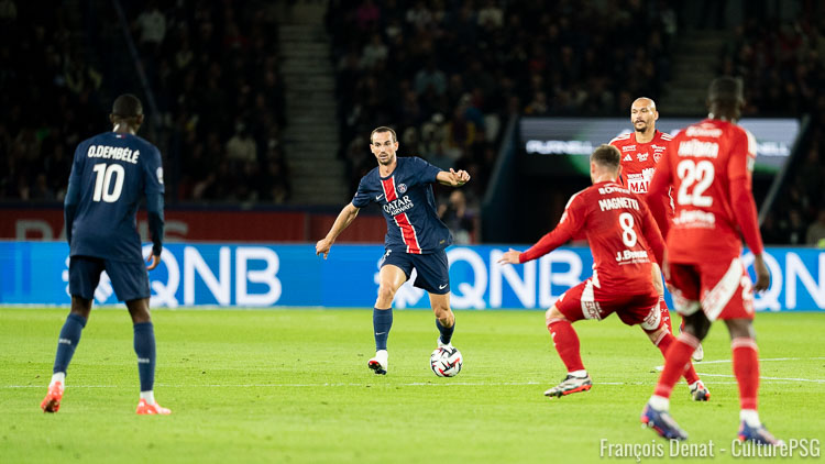 Avant de se retrouver en barrage aller de la Ligue des Champions, Brest et le PSG sont au moins à égalité sur un point: la situation disciplinaire. Chaque équipe a un joueur menacé, un milieu de terrain régulièrement titulaire.