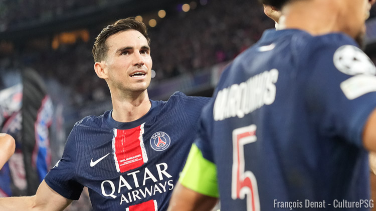Homme du match contre le Real Madrid (4-0) avec ses deux buts, Fabian Ruiz a reçu des mains de Luis Enrique son trophée et l'entraîneur parisien l'a chaudement félicité. 