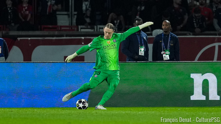 Les nombreux dégagements de Matvey Safonov dans une zone très précise du terrain, et souvent en touche, lors de Bayern/PSG n'avaient rien d'un hasard. C'était au contraire une partie du plan.