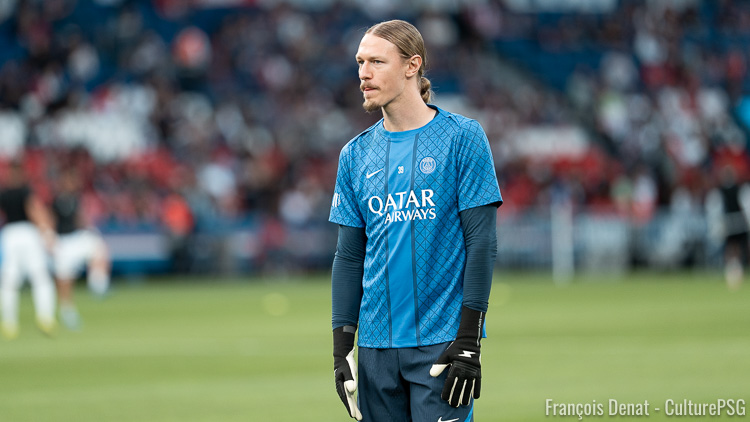 Depuis la Russie, qu'il a rejointe pour disputer les deux prochains matches amicaux de son pays face à la Jordanie (4 septembre à Moscou) et au Qatar (à Al Rayyan), Matvey Safonov a évoqué sa situation au PSG, la nouvelle concurrence de Lucas Chevalier ou encore les rumeurs mercato. Le portier russe a aussi été interrogé sur sa cohabitation avec l'Ukrainien Illia Zabarnyi à Paris.