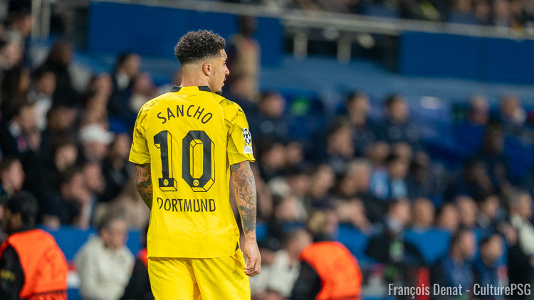 Un an après avoir exploré cette possibilité sans succès, le PSG est de nouveau sur la piste de Jadon Sancho, l'ailier anglais de Manchester United qui s'est superbement relancé à Dortmund. Le joueur de 24 ans serait très intéressé.