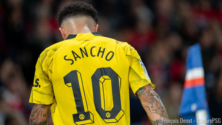 Ailier capable de jouer des deux côtés du terrain, Jadon Sancho fait partie des pistes du PSG pour se renforcer cet été. Si la presse française décrit un joueur prêt à venir, les médias anglais évoquent le fait que Paris étudie les conditions d'un possible transfert.