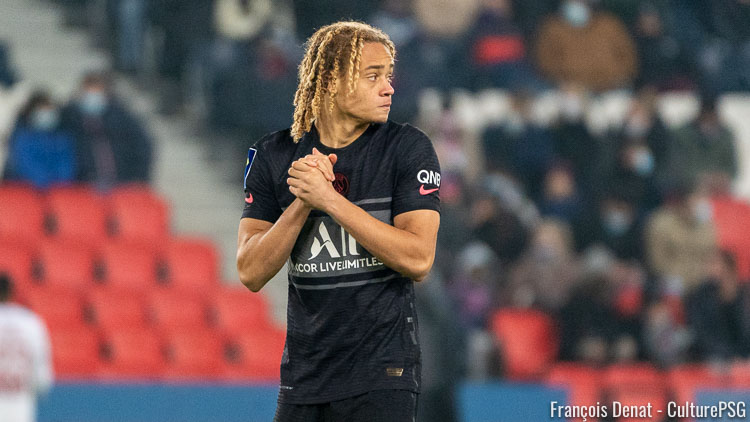Moins d'un an après être parti du PSG, Xavi Simons est régulièrement renvoyé à Paris de par une clause spéciale dans son contrat. Alors que le jeune Néerlandais s'est épanoui à Eindhoven, il a fortement modéré l'idée d'un départ du PSV, même si son joueur préféré est bien un certain Marco Verratti.