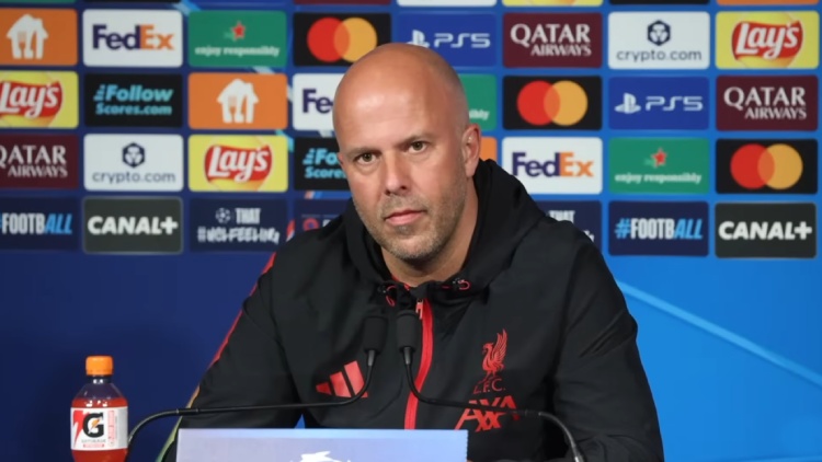 Présent en conférence de presse mardi soir avant PSG/Liverpool, Arne Slot a prévenu ses joueurs qu'ils n'auraient pas le droit de reproduire les mêmes erreurs que samedi dernier contre Manchster City, sous peine de prendre une nouvelle valise. Le Néerlandais estime d'ailleurs que son équipe méritait plus de perdre 4-0 l'an dernier au Parc des Princes que samedi dernier.