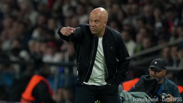 C'est un Arne Slot lucide sur la supériorité du PSG et un brin fataliste qui s'est présenté en conférence de presse mercredi soir après la défaite 2-0 de son Liverpool. L'entraîneur néerlandais a justifié ses choix tactiques et minimisé leur impact, tout en remerciant le PSG d'avoir laissé son équipe en vie. Slot veut aussi croire qu'Anfield fera la différence au retour. Voici ses propos en intégralité, traduits par nos soins.