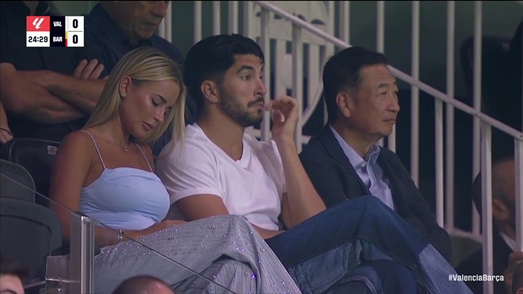 Présent à Mestalla samedi lors du match Valence/Barça (1-2), Carlos Soler ne devrait pas retrouver son club formateur cet été et un transfert en Premier League tient toujours la corde à 11 jours de la fin du mercato.
