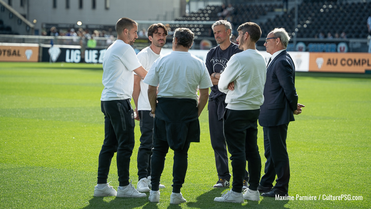 Après la victoire de son équipe 3-0 à Angers, Luis Enrique était très content du score et du contenu du match au micro de Ligue 1+ mais il a refusé de donner des nouvelles des joueurs sortis à la mi-temps, notamment Hakimi. Paris a la tête au Bayern désormais, dans trois jours.