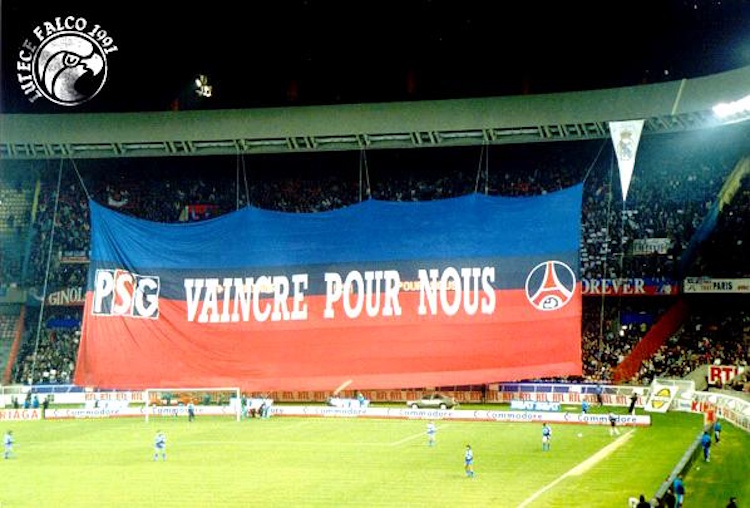Le samedi 30 mai 2026, le Paris Saint-Germain disputera sa troisième finale de Ligue des Champions, pour ce qui sera sa cinquième finale européenne. Depuis près de quarante ans, nos Rouge et Bleu nous ont fait vibrer en coupes d’Europe, en attendant un nouvel exploit contre Arsenal ? Pour patienter jusqu’au match, CulturePSG vous propose de revivre douze grandes nuits européennes parisiennes, racontées par ses forumeurs. Aujourd’hui, pour le premier de nos quatre articles dédiés, retour sur les années 1990 du PSG en Europe.