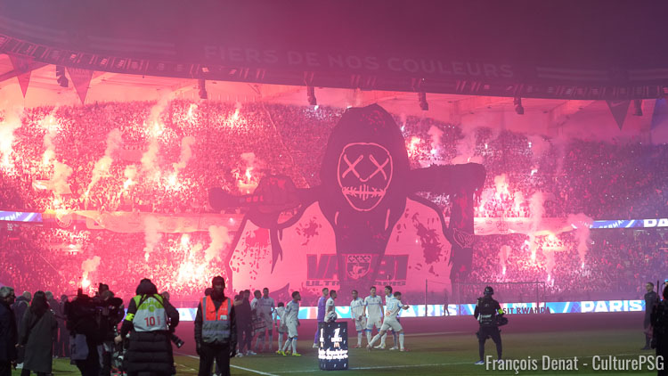 Le Classique PSG/OM (5-0) a été un régal sur le terrain et a été très animé dans les tribunes, avec un Collectif Ultras Paris inspiré avant et pendant la rencontre, avec plusieurs banderoles, voiles et tifos déployés.