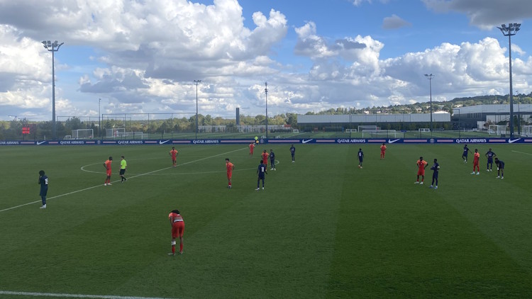 Après avoir mené 2-0 grâce à un doublé de Mamadou Meïté, les U17 parisiens se sont complètement écroulés en seconde période et ont logiquement concédé leur première défaite de la saison (2-3). Au classement, les coéquipiers de Adam Mouak rétrogradent provisoirement à la troisième place du groupe A.