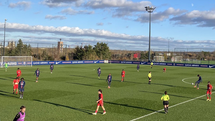 Après un match nul concédé le week-end dernier sur la pelouse du Racing, les U17 parisiens se sont imposés ce dimanche face au Mans grâce notamment à un doublé de l'attaquant Noha Tiehi (3-0). Au classement, les coéquipiers de Adam Mouak conservent la place de leader de la poule avec cinq points d'avance sur leurs poursuivants.