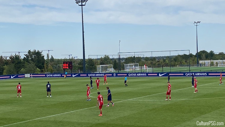 Une semaine après leur match nul sur la pelouse du Mans, les U17 parisiens ont repris leur marche en avant au Campus en écrasant Saint Lô(6-0) grâce notamment à un triplé de l'attaquant Noah Tiehi. Au classement, les protégés de Vincent Ehouman grimpent à la deuxième place.