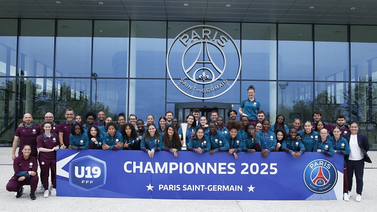 Championnes de France U19, les joueuses parisiennes dirigées par Paulo César ont été célebrées cet après-midi au Campus PSG. Le trophée a été remis par la Fédération Française de Football à la capitaine Alyssa Fernandes et ses coéquipières du groupe U19 devant la direction sportive de la section féminine et les familles des joueuses. CulturePSG.com était présent à l'événement, récit d'une après-midi de fête.