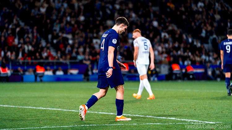 Alors qu'il a visiblement été l'objet d'une offre de Manchester United ces derniers jours comme l'a dévoilé la presse, les montants autour du possible transfert de Manuel Ugarte se précisent peu à peu via des sources anglaises. Et le PSG n'entend visiblement pas perdre d'argent sur son milieu international uruguayen.
