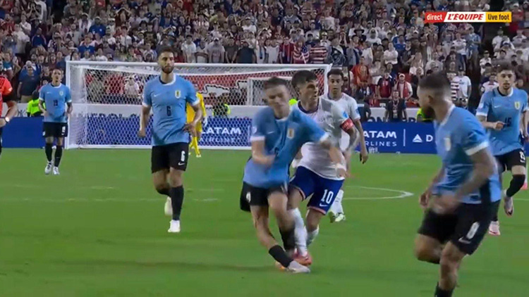L'Uruguay s'est imposé 1-0 dans la nuit de lundi à mardi face aux Etats-Unis et se qualifie ainsi pour les quarts de finale de la Copa América, à l'inverse de son hôte, éliminé. Manuel Ugarte était encore titulaire et a réalisé un nouveau gros match, avec un sauvetage précieux notamment, ainsi qu'une frayeur en fin de match.