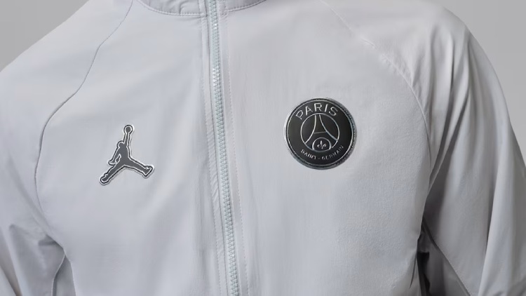 Dévoilée la semaine passée à Londres, la nouvelle collection « Night Edition » du PSG x Jordan est désormais disponible à la vente sur internet.