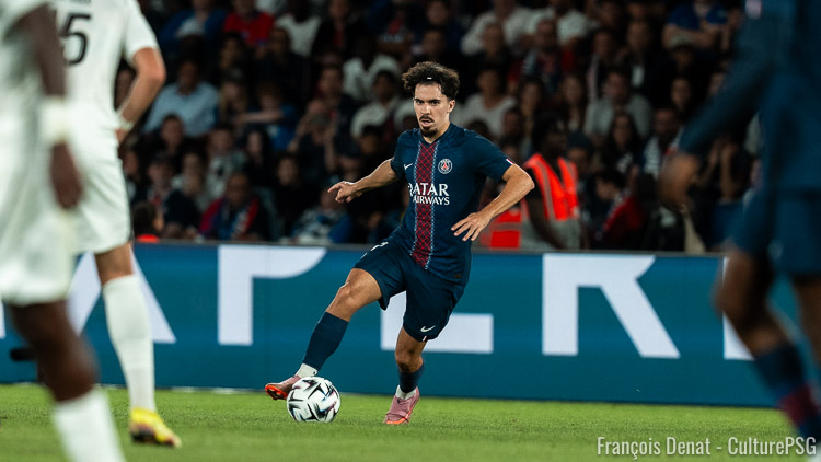Malgré le forcing de la presse espagnole depuis des semaines, Vitinha n'a aucune intention de quitter le PSG pour signer au Real Madrid et n'a pas de clause libératoire dans son contrat. De son côté, le PSG le considère intouchable et souhaite évidemment le garder.