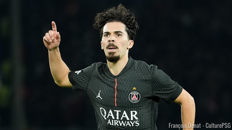 Sous contrat au PSG jusqu'en juin 2029, Vitinha est de nouveau annoncé dans le viseur du Real Madrid par la presse espagnole, mais a réaffirmé dans son pays qu'il était très heureux à Paris, tout en ouvrant la porte à un possible retour au FC Porto, voire en Premier League.