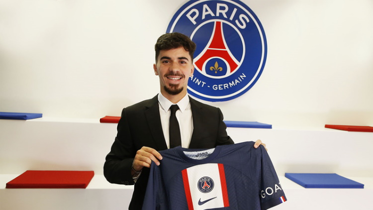 C'est officiel, Vitinha est désormais un joueur du PSG. Le club parisien a officialisé l'arrivée du milieu de 22 ans en provenance du FC Porto. Le Portugais a paraphé un contrat de cinq ans, soit jusqu’en juin 2027. Il est la première recrue de l’ère Luis Campos.