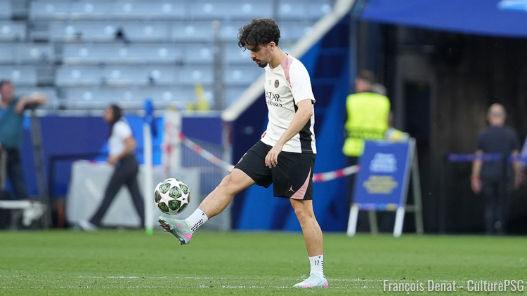 Si plusieurs médias français les attendent titulaires ce mercredi soir pour Barça/PSG, Vitinha et João Neves n'ont pas encore levé tous les doutes concernant leur état de santé à quelques heures du choc. RMC Sport s'attend notamment à voir Warren Zaïre-Emery débuter le match.