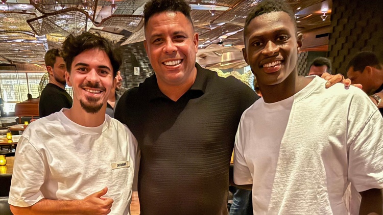 Au lendemain de leur victoire 4-0 face au Real Madrid, les joueurs du PSG ont pu couper jeudi. Leur dernier jour "off" avant la finale de dimanche face à Chelsea et leurs vacances, à partir de lundi. Sur les réseaux sociaux, les Parisiens ont partagé des photos de leur jour de repos, avec certaines fréquentations inattendues.