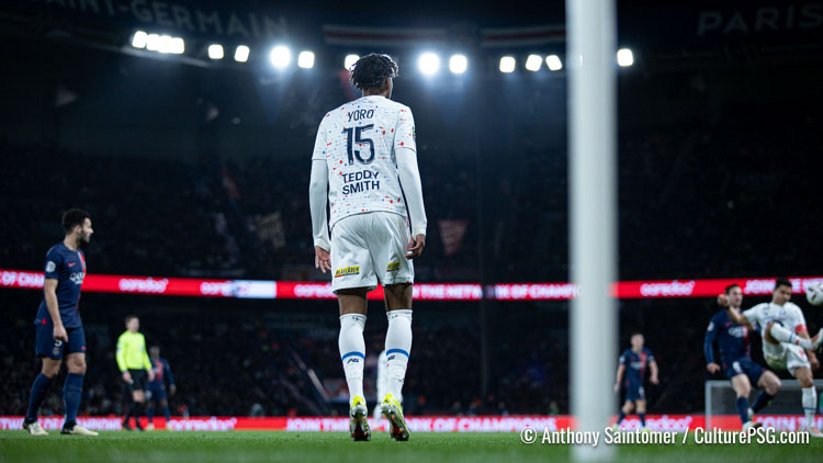 Après avoir officialisé le recrutement de Matvey Safonov vendredi dernier, le PSG continue de travailler sur la piste Leny Yoro, également courtisé par le Real Madrid et plusieurs clubs anglais. Luis Enrique et Luis Campos ont déjà discuté avec le défenseur lillois, dont le prix commence à se préciser.