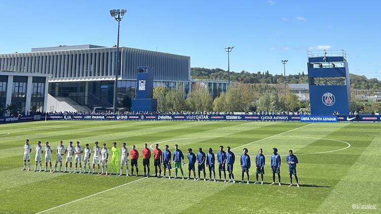 Le PSG défiait l'Atalanta ce mercredi après-midi en Youth League et les jeunes Parisiens se sont brillamment imposés, bien qu'ayant concédé l'ouverture du score. Chtaï-Telamio a rapidement égalisé puis Ndjantou a brillé avec un triplé avant que Mounguengue ne clôture la marque. Le PSG a été brillant dans le jeu de bout en bout et signe un début idéal.