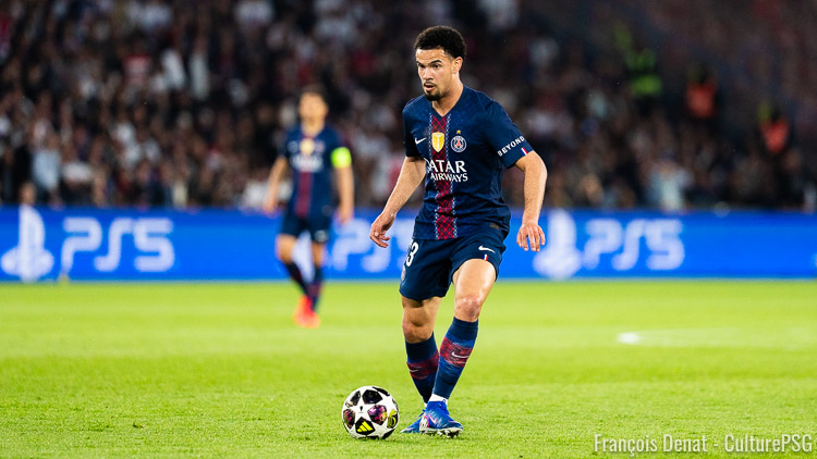Présent en conférence de presse ce mardi, à la veille de Bayern/PSG, Warren Zaïre-Emery a été interrogé sur la position qu'il occupera ce mercredi soir, avec la possibilité assez grande qu'il remplace Achraf Hakimi au poste de latéral droit. L'international français a d'abord entretenu le suspense, avant de glisser un petit indice.